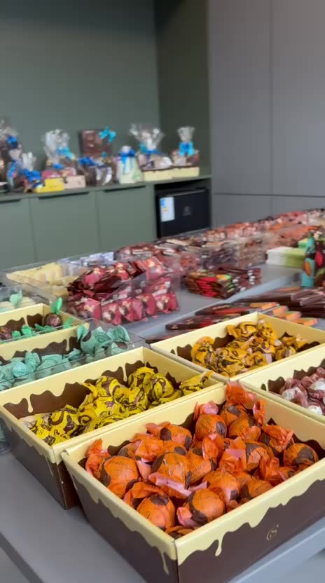 Detalhe da mesa de produtos na ação