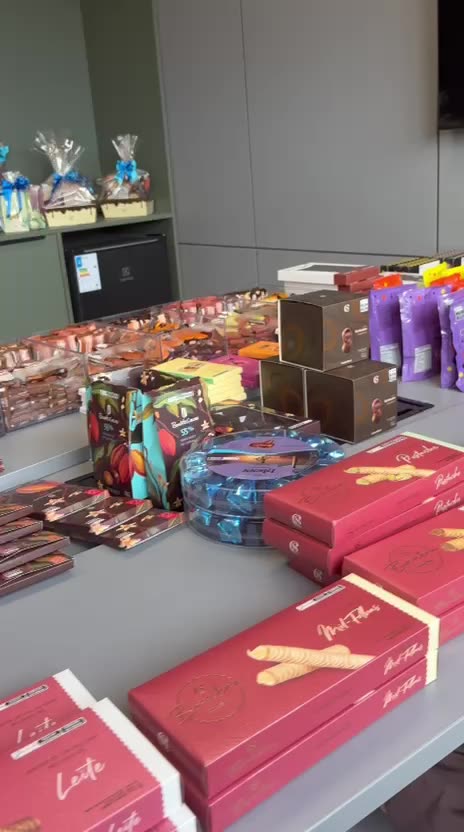 Trufas embaladas na mesa da ação