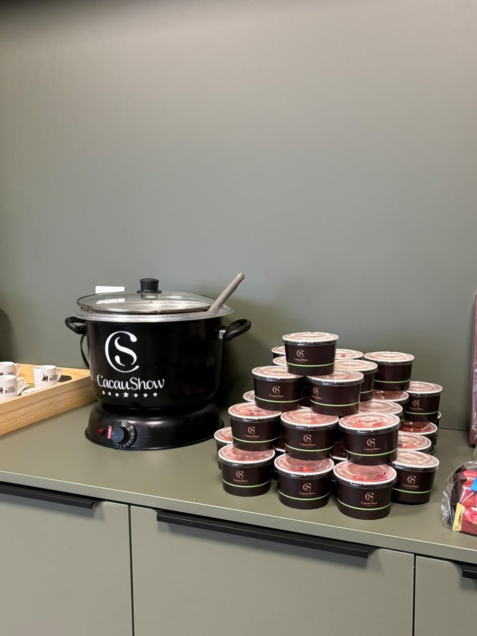 Mesa de produtos Cacau Show na Grupo Bugio